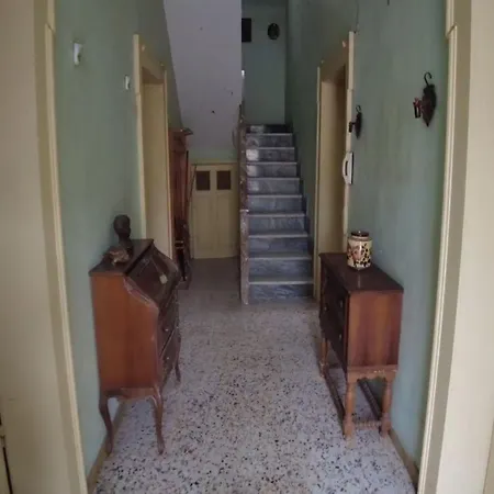 Charming Corner Hideaway Retreat شقة